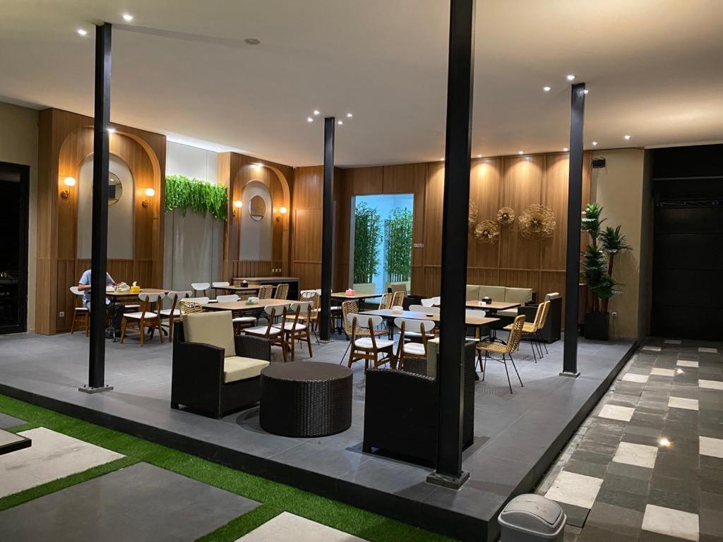 Cempaka Mas Hotel Jombang Exterior photo