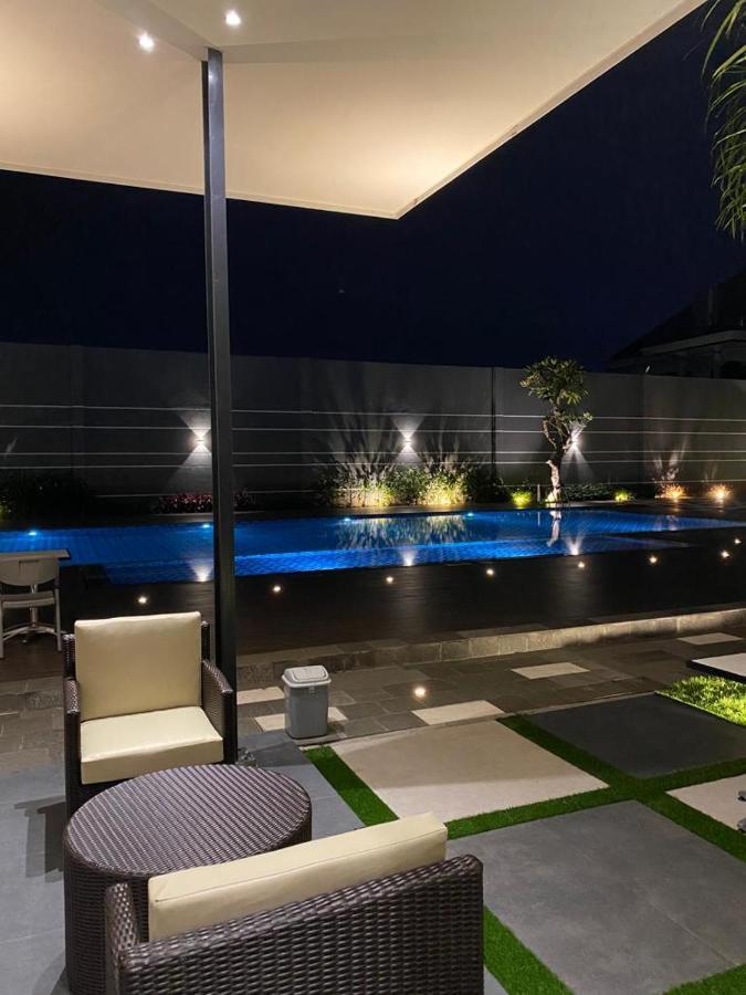 Cempaka Mas Hotel Jombang Exterior photo